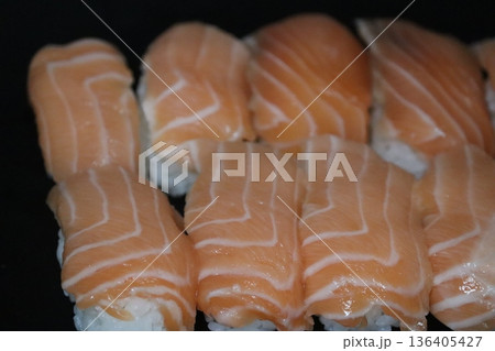 美味しいサーモンにぎり鮨 美味しいサーモンにぎり鮨 136405427