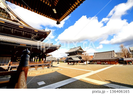 京都府　東本願寺・御影堂 ＆ 御影堂門（重要文化財） 京都市 下京区 常葉町　2022年2月 136406165