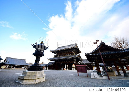 京都府　東本願寺・御影堂門 ＆ 手水屋形（重要文化財） 京都市 下京区 常葉町　2022年2月 136406303