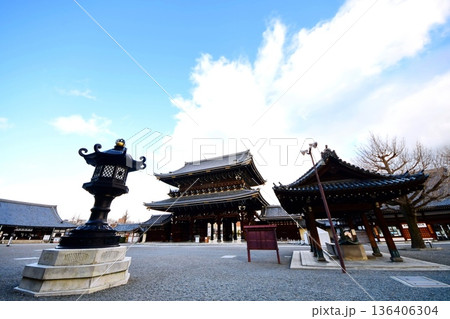 京都府　東本願寺・御影堂門 ＆ 手水屋形（重要文化財） 京都市 下京区 常葉町　2022年2月 136406304
