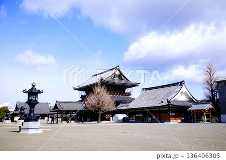 京都府　東本願寺・御影堂門（重要文化財） 京都市 下京区 常葉町　2022年2月 136406305