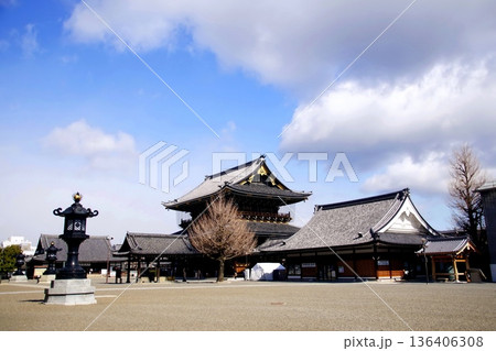 京都府　東本願寺・御影堂門（重要文化財） 京都市 下京区 常葉町　2022年2月 136406308