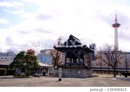 京都府　東本願寺・鐘楼（重要文化財） 京都市 下京区 常葉町　2022年2月 136406823