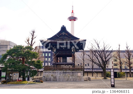 京都府　東本願寺・鐘楼（重要文化財） 京都市 下京区 常葉町　2022年2月 136406831