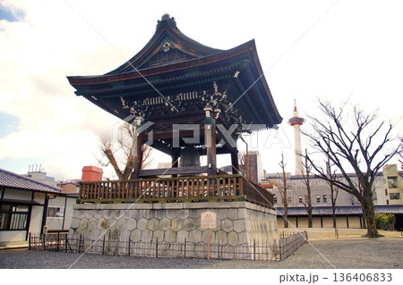 京都府　東本願寺・鐘楼（重要文化財） 京都市 下京区 常葉町　2022年2月 136406833