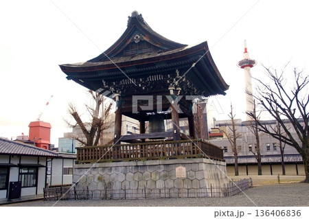 京都府 東本願寺・鐘楼(重要文化財) 京都市 下京区 常葉町 2022年2月 京都府 東本願寺・鐘楼(重要文化財) 京都市 下京区 常葉町 2022年2月 136406836