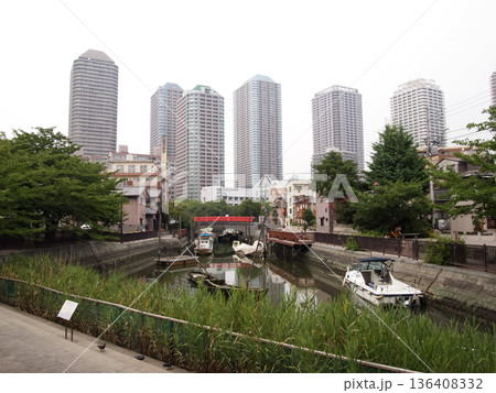 佃島の下町情緒と近代ビルが交差する都市景観 136408332