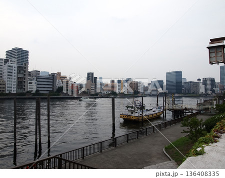 佃島の下町情緒と近代ビルが交差する都市景観 佃島の下町情緒と近代ビルが交差する都市景観 136408335