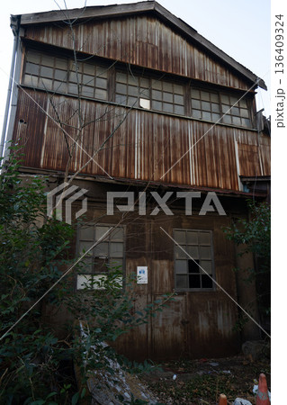 廃墟となった工場 136409324