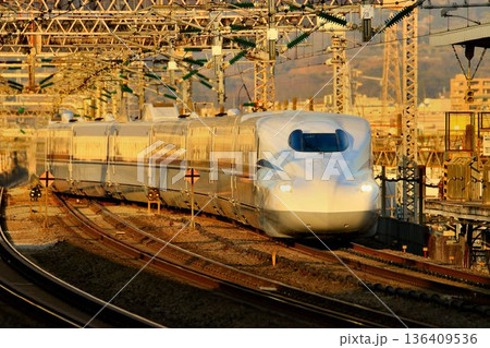 日本の大動脈!! 東海道新幹線・小田原駅へ入線する…  N700S 新幹線 136409536
