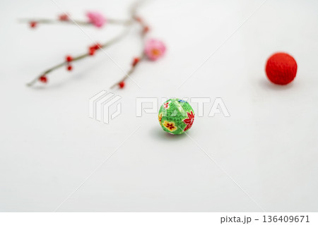 てまりと桃の花 136409671