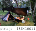 キャンプ場でタープとテントを設営したアウトドア風景 136410011