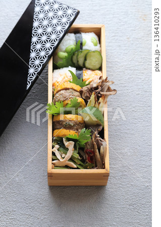和風のお弁当 136410293