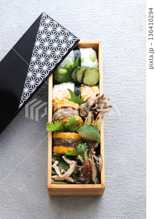 和風のお弁当 136410294