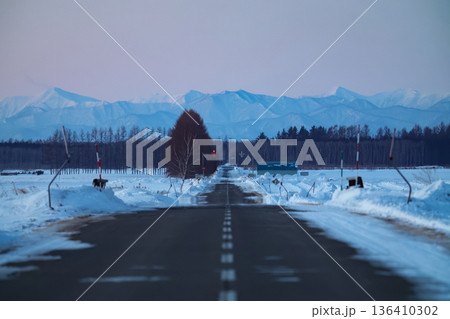 冬の道路 冬の道路 136410302