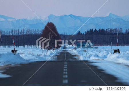 冬の道路 136410303