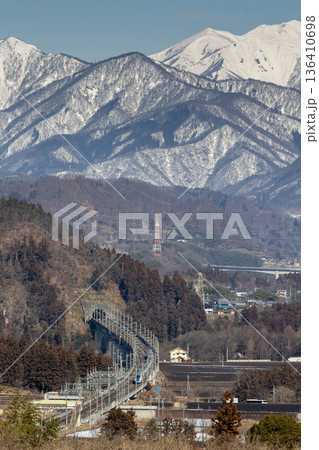 雪の谷川連峰白毛門と上越新幹線 雪の谷川連峰白毛門と上越新幹線 136410698