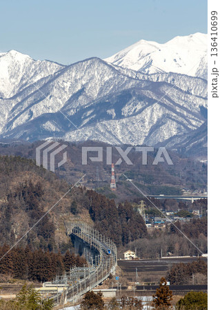 雪の谷川連峰白毛門と上越新幹線 雪の谷川連峰白毛門と上越新幹線 136410699