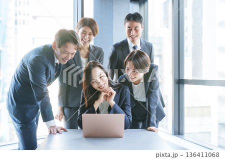 オフィスで働く笑顔のビジネスマンたち(複数人・多人数・集合) オフィスで働く笑顔のビジネスマンたち(複数人・多人数・集合) 136411068