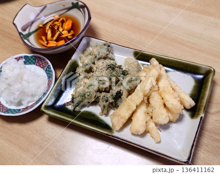 Tenpura 春の味覚・春の山菜料理，木の芽(タラの芽)と若竹(根曲がり竹)の天ぷらの盛り合わせ 136411162