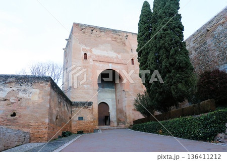 世界遺産 アルハンブラ宮殿 裁きの門 スペイン アンダルシア地方 ヨーロッパ 世界遺産 アルハンブラ宮殿 裁きの門 スペイン アンダルシア地方 ヨーロッパ 136411212