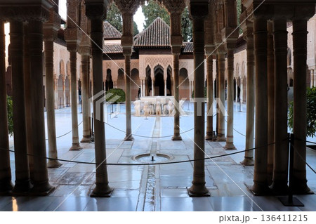 世界遺産 アルハンブラ宮殿 ライオンの中庭 スペイン アンダルシア地方 ヨーロッパ 世界遺産 アルハンブラ宮殿 ライオンの中庭 スペイン アンダルシア地方 ヨーロッパ 136411215