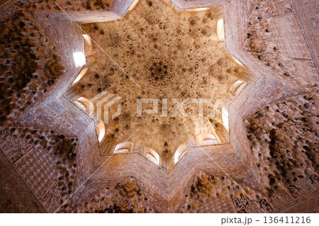 世界遺産　アルハンブラ宮殿　鍾乳石飾りの天井　スペイン　アンダルシア地方　ヨーロッパ 136411216