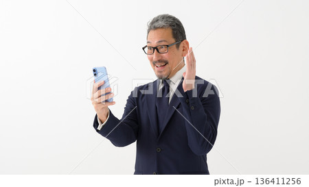 男性　ビジネス　スマートフォン 136411256