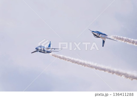 航空自衛隊松島基地のブルーインパルス　宮城県東松島市 136411288