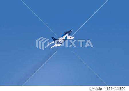 航空自衛隊松島基地のブルーインパルス　宮城県東松島市 136411302