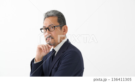 男性　ビジネス　ポートレート 136411305