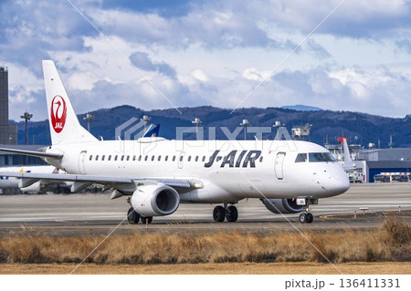 冬の仙台空港　タキシング中の飛行機　宮城県名取市 136411331