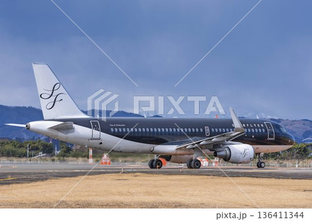 冬の仙台空港　タキシング中の飛行機　宮城県名取市 136411344