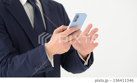 男性 ビジネス スマートフォン スマホ 男性 ビジネス スマートフォン スマホ 136411346