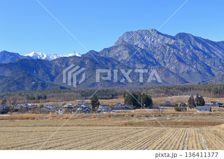 冬の安曇野　田園と北アルプス 136411377