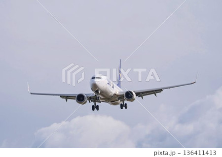 冬の仙台空港　着陸中の飛行機　宮城県名取市 136411413