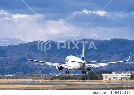 冬の仙台空港 着陸中の飛行機 宮城県名取市 冬の仙台空港 着陸中の飛行機 宮城県名取市 136411416