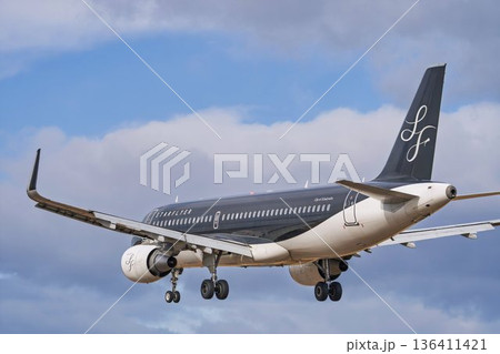 冬の仙台空港 着陸中の飛行機 宮城県名取市 冬の仙台空港 着陸中の飛行機 宮城県名取市 136411421