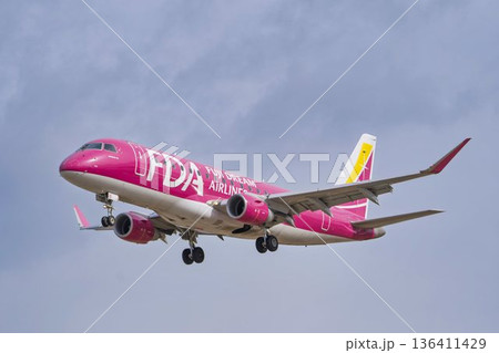 冬の仙台空港 着陸中の飛行機 宮城県名取市 冬の仙台空港 着陸中の飛行機 宮城県名取市 136411429