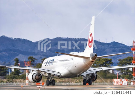 冬の仙台空港 離陸中の飛行機 宮城県名取市 冬の仙台空港 離陸中の飛行機 宮城県名取市 136411441