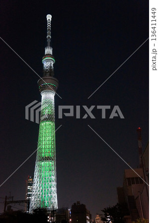 夜空に輝く緑色の東京スカイツリー 夜空に輝く緑色の東京スカイツリー 136411449