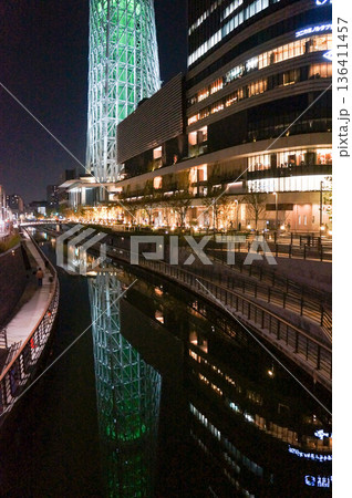 夜の東京スカイツリーと川沿いの風景 夜の東京スカイツリーと川沿いの風景 136411457