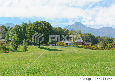 広がる草原と山々が見える田園風景 広がる草原と山々が見える田園風景 136411467