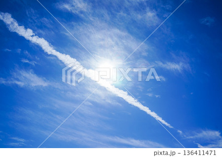 青空に浮かぶ飛行機雲と日差し 青空に浮かぶ飛行機雲と日差し 136411471