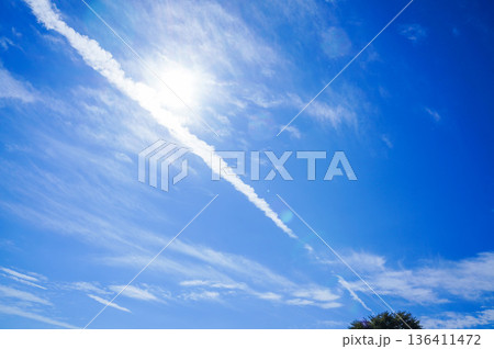 青空に浮かぶ飛行機雲と日差し 青空に浮かぶ飛行機雲と日差し 136411472
