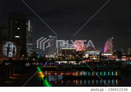 みなとみらいの夜景と観覧車のライトアップ みなとみらいの夜景と観覧車のライトアップ 136411536