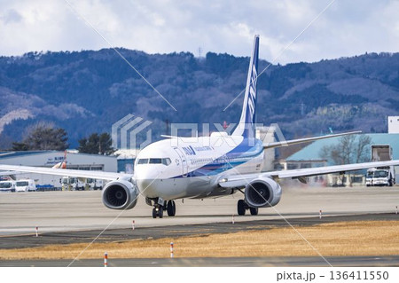冬の仙台空港 タキシング中の飛行機 宮城県名取市 冬の仙台空港 タキシング中の飛行機 宮城県名取市 136411550
