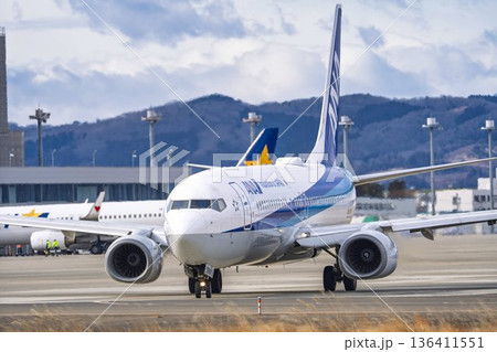 冬の仙台空港 タキシング中の飛行機 宮城県名取市 冬の仙台空港 タキシング中の飛行機 宮城県名取市 136411551