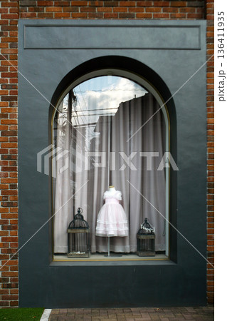結婚式場の女の子ドレス 136411935