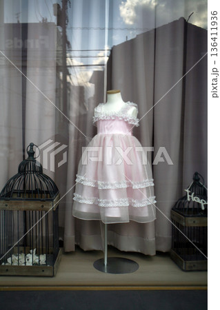 結婚式場の女の子ドレス 136411936